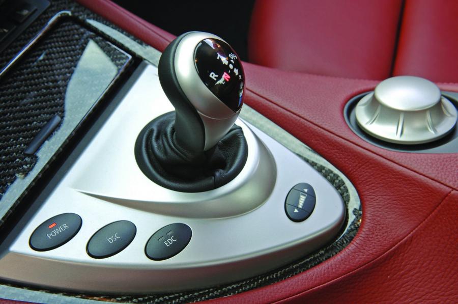 Детали интерьера BMW M6 Coupe (E63) 2005 года  (WW) (фото 34 из 96)